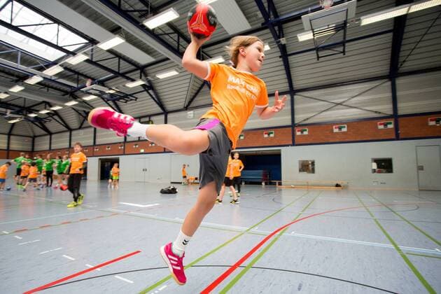 A child of the Max Camp handball school cooperating with the Bergisch HC at the pitch Max Camp handball camp of the Bergisch HC Handball Solingen 18 07 18 Solingen NRW Germany sports hall FALS Wittkullerstraße Copyright: xdnet_cdnx