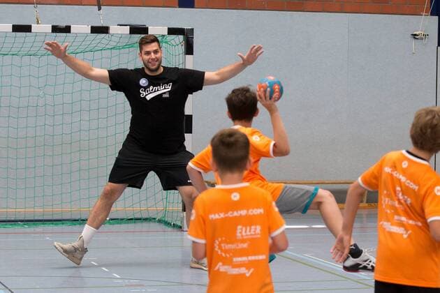 Leos Petrovsky 6 Bergischer HC plays with the children of handball school Max Camp a round Handball Max Camp handball camp of the Bergisch HC Handball Solingen 18 07 18 Solingen NRW Germany sports hall FALS Wittkullerstraße Copyright: xdnet_cdnx