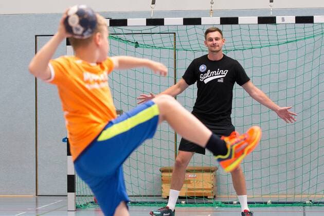 Milan Kotrc 15 Bergischer HC plays with the children of handball school Max Camp a round Handball Max Camp handball camp of Bergisch HC Handball Solingen 18 07 18 Solingen NRW Germany sports hall FALS Wittkullerstraße Copyright: xdnet_cdnx