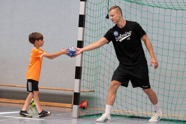 Maciej Majdzinski 14 Bergischer HC plays with the children of handball school Max Camp a round Handball Max Camp handball camp of the Bergisch HC Handball Solingen 18 07 18 Solingen NRW Germany sports hall FALS Wittkullerstraße Copyright: xdnet_cdnx