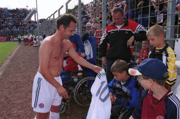 Heiko Maas l SPD state and parliamentary leader gives on Saturday 30 08 2003 Ellenfeldstadions in Neunkirchen a boy his jersey Before the DFB Cup match Bayern Munich against Borussia Neunkirchen he played in the state parliament selection