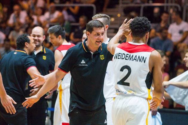 GER Basketball EM 2018 U20 Men Men in Chemnitz Eighth finishes Germany vs Iceland 18 07 2018 Chemnitz GER Basketball EM 2018 U20 Men Men in Chemnitz Eighth finals Germany vs Iceland pictured National coach Alan Ibrahimagic tr Germany Nelson Weidemann 2 Germany nordphotoxDostmann nph00325