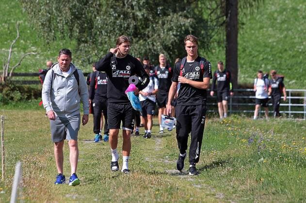 18 07 2018 xovx Handball HBL HSG Wetzlar Training camp in Kappl emspor The players on the way to the training hall v l Managing Director Björn Seipp HSG Wetzlar Olle Forsell Schefvert HSG Wetzlar Emil Frend Öfors HSG Wetzlar Kappl