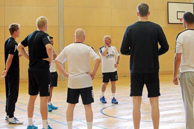 18 07 2018 xovx Handball HBL HSG Wetzlar training camp in Kappl emspor coach Kai Wandschneider HSG Wetzlar welcomes the players Kappl