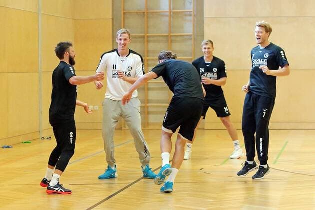 18 07 2018 xovx Handball HBL HSG Wetzlar Training camp in Kappl emspor Warm-up program at v l Maximilian Holst HSG Wetzlar Till Klimpke HSG Wetzlar Olle Forsell Schefvert HSG Wetzlar Torben Waldgenbach HSG Wetzlar and Kristian Björnsen HSG Wetzlar Kappl