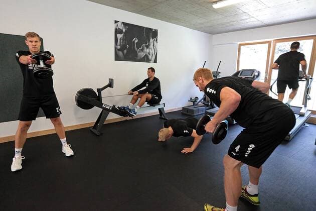 18 07 2018 xovx Handball HBL HSG Wetzlar Training camp in Kappl emspor Work in the gymnastics circuit v l Torben Waldgenbach HSG Wetzlar Nils Torbrugge HSG Wetzlar Anton Lindskog HSG Wetzlar Stefan Kneer HSG Wetzlar Alexander Hermann HSG Wetzlar Kappl