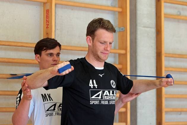 18 07 2018 xovx Handball HBL HSG Wetzlar Training camp in Kappl emspor Ktraft training with v l Physiotherapist Malte Kraft HSG Wetzlar and Lenny Rubin HSG Wetzlar Kappl