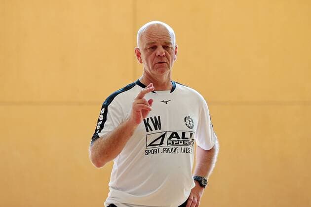 18 07 2018 xovx Handball HBL HSG Wetzlar training camp in Kappl emspor Trainer Kai Wandschneider HSG Wetzlar welcomes the players to the training Kappl