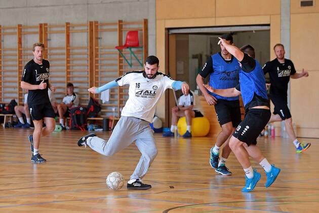 18 07 2018 xovx Handball HBL HSG Wetzlar training camp in Kappl emspor football to get into the training v l Kristian Björnsen HSG Wetzlar Tibor Ivanisevic HSG Wetzlar Stefan Cavor HSG Wetzlar Lars Weissgerber HSG Wetzlar Kappl