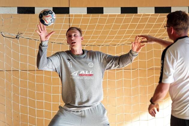 18 07 2018 xovx Handball HBL HSG Wetzlar Training camp in Kappl emspor v l Goalkeeper training with lill Till Klimpke HSG Wetzlar and Co Trainer Jasmin Camdzic HSG Wetzlar Kappl