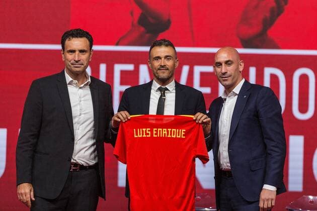 Sport Bilder des Tages New head coach of Spain s national soccer team, Luis Enrique Martinez (C), poses with Spanish Royal Football Federation s (RFEF) President, Luis Rubiales (R), and RFEF Sports director, Jose Francisco Molin, during his presentation at the sports city of las Rozas in Madrid, Spain, 19 July 2018. Luis Enrique presented as new coach of Spain !ACHTUNG: NUR REDAKTIONELLE NUTZUNG!  Copyright: xRodrigoxJimenezx GRAF3082 20180719-636676039659271011