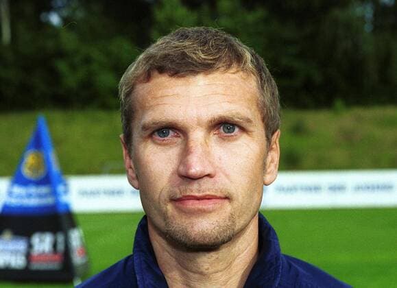 Presentation of the team of 1 FC Saarbrücken for the 2001 season 2002 on 18 June 2001 on the field of sports of FC team principal Thomas von Heesen