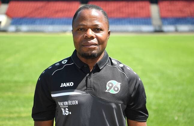 official photo opportunity Portrait date Hannover 96 Raymond Saka Kit attendant Hannover 96 1 BL Portrait date 2018 2019 nordphotoxJaspersen nph00001