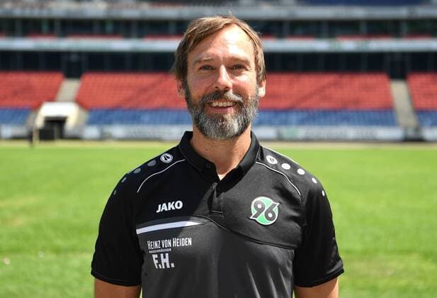 official photo session Portrait date Hannover 96 Dr Felix Hessel Team doctor Hannover 96 1 BL Portrait date 2018 2019 nordphotoxJaspersen nph00001