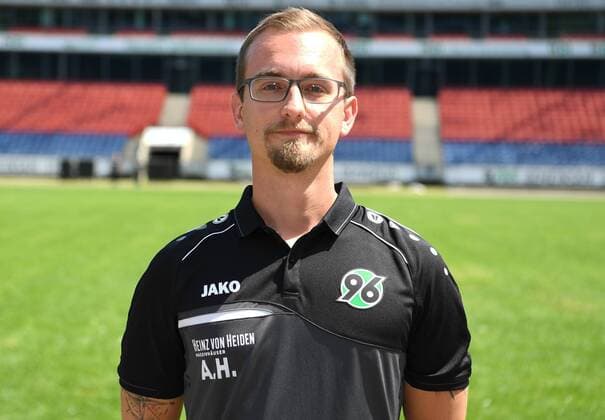 official photo opportunity Portrait Hannover 96 AndrŽ Horn Physiotherapist Hannover 96 1 BL Portrait date 2018 2019 nordphotoxJaspersen nph00001