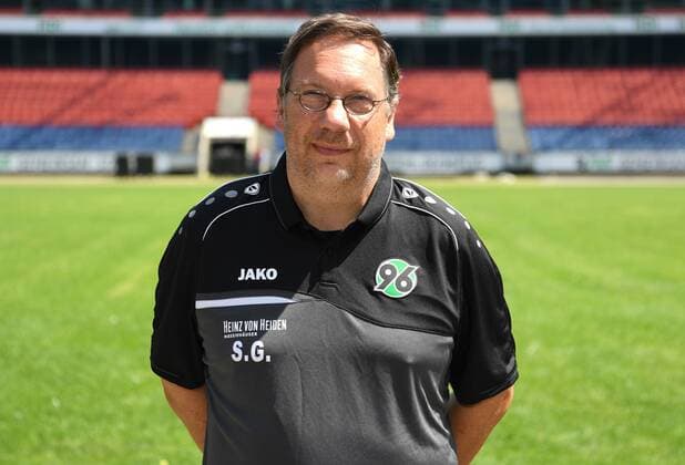 official photo opportunity Portrait Date Hannover 96 Steffen Gniesmer Physiotherapist Hannover 96 1 BL Portrait Date 2018 2019 nordphotoxJaspersen nph00001