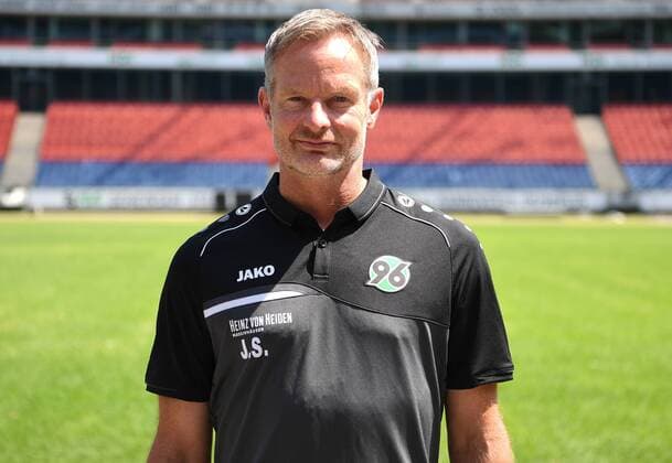 official photo session Portrait Hannover 96 Jörg Sievers Goalkeeping coach Hannover 96 1 BL Portrait date 2018 2019 nordphotoxJaspersen nph00001