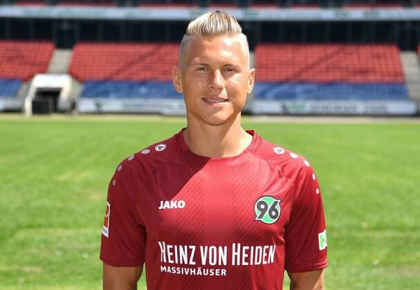 official photo opportunity Portrait date Hannover 96 Matthias Ostrzolek Hannover 96 1 BL Portrait date 2018 2019 nordphotoxJaspersen nph00001