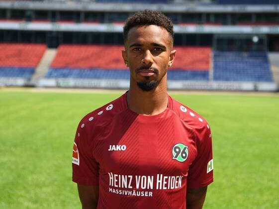 official photo opportunity Portrait date Hannover 96 Noah Joel Sarenren Bazee Hannover 96 1 BL Portrait date 2018 2019 nordphotoxJaspersen nph00001