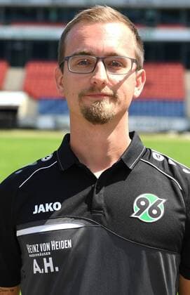 official photo opportunity Portrait Hannover 96 AndrŽ Horn Physiotherapist Hannover 96 1 BL Portrait date 2018 2019 nordphotoxJaspersen nph00001