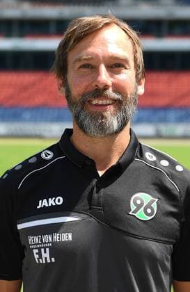 official photo session Portrait date Hannover 96 Dr Felix Hessel Team doctor Hannover 96 1 BL Portrait date 2018 2019 nordphotoxJaspersen nph00001
