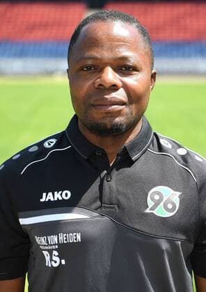 official photo opportunity Portrait date Hannover 96 Raymond Saka Kit attendant Hannover 96 1 BL Portrait date 2018 2019 nordphotoxJaspersen nph00001