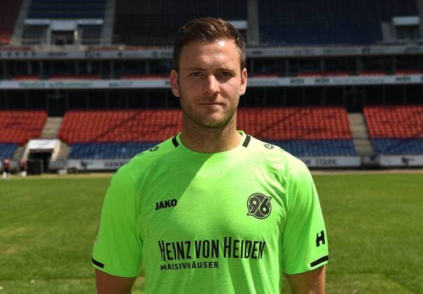 official photo session Portrait date Hannover 96 Goalkeeper Michael Esser Hannover 96 1 BL Portrait date 2018 2019 nordphotoxJaspersen nph00001