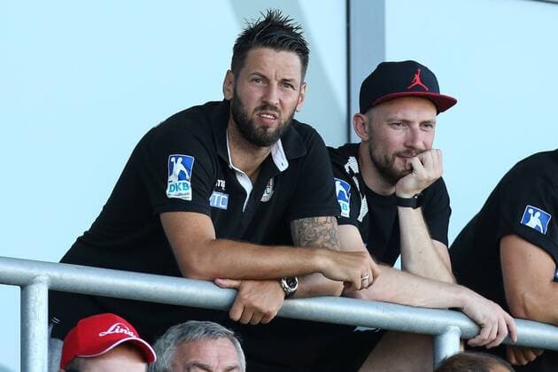 Spectator Coach Bennet Wiegert left and right Coach Yves Grafenhorst SC Magdeburg Test match Season 2018 2019 Germania Halberstadt vs 1 FC Magdeburg im Friedensstadion Halberstadt Germany Soccer Handball Team Mann Mann 18 18 2018