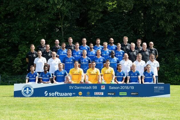 19 07 2018 xfux Football 2 Bundesliga SV Darmstadt 98 photocall season 2018 2019 Portra ttermin 2018 2019 Team Photo emspor emonline deloka 4 row from left Supervisor Michael Richter Physiotherapist Dirk Schmitt Physiotherapist Bjoern clean Yannick Stark Tobias Kempe Terrence Boyd team doctor Dr Philip Jessen team doctor Dr Ingo Schwinnen team doctor Dr Alexander Lesch 3 Series vl Team Manager Michael Stegmayer Supervisor Matthias Neumann Slobodan Medojevic Sandro Sirigu Aytac Sulu Immanuel Hoehn Luca Gelleichtichter Supervisor Helmut ?ubuÒ Chef Supervisor Utz Pfeiffer 2 Series vl Athletics coach and video analyst Kai Peter Schmitz Interim goalkeeper trainer Uwe Zimmermann Patrick Banggaard Felix record Marcel Franke Wilson Kamavuaka co trainer Frank Steinmetz Co coach Sascha Franz coach Dirk Schuster Front row from left Jamie Maclaren Joevin Jones Sebastian Hertner Florian Stritzel Daniel Heuer Fernandes Jol Mall Orrin McKinze Gaines Fabian Holland Marvin Mehlem Darmstadt