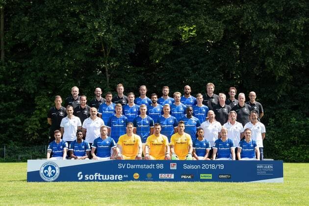 19 07 2018 xfux Soccer 2 Bundesliga SV Darmstadt 98 Photo meeting season 2018 2019 Portra ttermin 2018 2019 Team photo emspor emonline deloka 4 Series from left to right Michael Richter Physiotherapist Dirk Schmitt Physiotherapist Bjoern Rein Yannick Stark Tobias Kempe Terrence Boyd Team doctor Dr Philip Jessen Team doctor Dr Ingo Schwinnen Team doctor Dr Alexander Lesch 3 Series vl Team Manager Michael Stegmayer Supervisor Matthias Neumann Slobodan Medojevic Sandro Sirigu Aytac Sulu Immanuel Hoehn Luca Gelleichtichter Supervisor Helmut ?ubuÒ Chef Supervisor Utz Pfeiffer 2 Series vl Athletics coach and video analyst Kai Peter Schmitz Interim goalkeeper trainer Uwe Zimmermann Patrick Banggaard Felix record Marcel Franke Wilson Kamavuaka co trainer Frank Steinmetz Co Manager Sascha Franz Coach Dirk Schuster Front row from left to right Jamie Maclaren Joevin Jones Sebastian Hertner Florian Stritzel Daniel Heuer Fernandes Jol Joel Mall Orrin McKinze Gaines Fabian Holland Marvin Mehlem Darmstadt