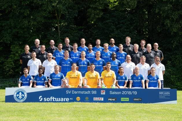 19 07 2018 xfux Soccer 2 Bundesliga SV Darmstadt 98 Photo meeting season 2018 2019 Portra ttermin 2018 2019 Team photo emspor emonline deloka 4 Series from left to right Michael Richter Physiotherapist Dirk Schmitt Physiotherapist Bjoern Rein Yannick Stark Tobias Kempe Terrence Boyd Team doctor Dr Philip Jessen Team doctor Dr Ingo Schwinnen Team doctor Dr Alexander Lesch 3 Series vl Team Manager Michael Stegmayer Supervisor Matthias Neumann Slobodan Medojevic Sandro Sirigu Aytac Sulu Immanuel Hoehn Luca Gelleichtichter Supervisor Helmut ?ubuÒ Chef Supervisor Utz Pfeiffer 2 Series vl Athletics coach and video analyst Kai Peter Schmitz Interim goalkeeper trainer Uwe Zimmermann Patrick Banggaard Felix record Marcel Franke Wilson Kamavuaka co trainer Frank Steinmetz Co Manager Sascha Franz Coach Dirk Schuster Front row from left to right Jamie Maclaren Joevin Jones Sebastian Hertner Florian Stritzel Daniel Heuer Fernandes Jol Joel Mall Orrin McKinze Gaines Fabian Holland Marvin Mehlem Darmstadt