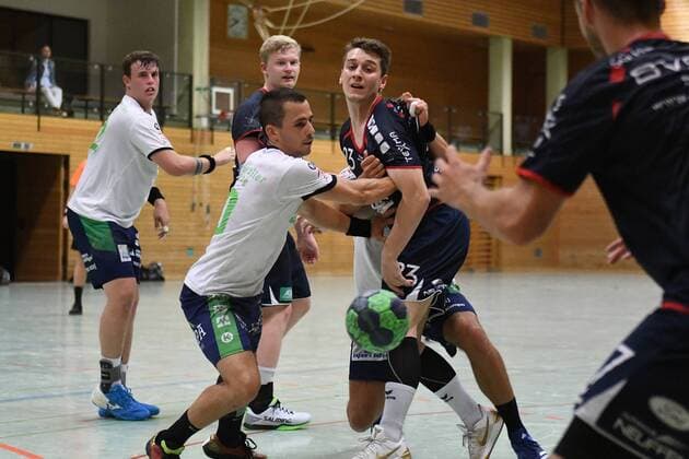 Dominic Rose SG H2Ku Herrenberg throws the ball to Andreas Scheurle SG H2Ku Herrenberg before the defender stops it Test play HC Oppenweiler Backnang vs SG H2Ku Herrenberg Handball 19 07 2018 Test match HC Oppenweiler Backnang vs SG H2Ku Herrenberg Handball 19 07 2018 Oppenweiler Copyright: xEIBNER Florian_Schustx EP_SCHUST