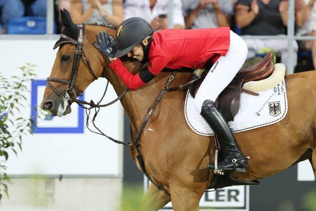 Sport Themen der Woche KW29 Sport Bilder des Tages Deutschland gewinnt den Nationenpreis mit Laura Klaphake (GER) mit Ihrem Pferd Catch me if you can, Siegerlachen, Mercedes-Benz Nationenpreis, Mannschaftsspringprüfung, Nationenpreis, Mercedes-Benz NationsCup, Nationenpreis, Challenge Trophy of the Federal Republic of Germany, Weltfest des Pferdesports, World Equestrian Festival, CHIO Aachen 2018, 13-22.07.2018, Aachener Soers, 19.07.2018 - *** Germany wins the Nations Cup with Laura Klaphake GER with her horse Catch me if you can win Mercedes Benz Nations Cup Team Jumping Nations Cup Mercedes Benz NationsCup Nations Cup Challenge of the Federal Republic of Germany World Equestrian Festival CHIO Aachen 2018 13 22 07 2018 Aachener Soers 19 07 2018