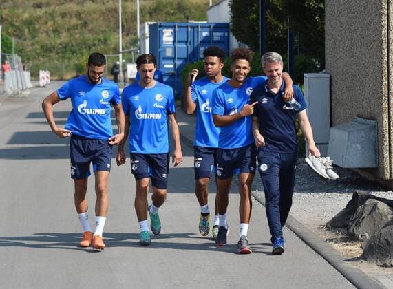 20.07.2018, Fussball GER, 1. Bundesliga Saison 2018 2019, Training FC Schalke 04, v.re., Dr. Patrick Ingelfinger (FC Schalke 04), Thilo Kehrer (Schalke 04), Weston McKennie (Schalke 04), Benjamin Stambouli (Schalke 04), Nabil Bentaleb (Schalke 04) *** 20 07 2018 Soccer GER 1 Bundesliga Season 2018 2019 Training FC Schalke 04 v re Dr Patrick Ingelfinger FC Schalke 04 Thilo Kehrer Schalke 04 Weston McKennie Schalke 04 Benjamin Stambouli Schalke 04 Nabil Bentaleb Schalke 04 Team2