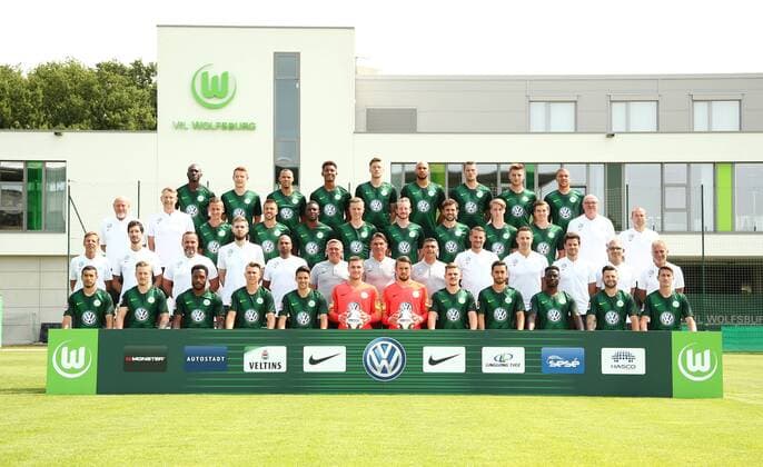 hivl Josuha Guilavogui Paul Jaeckel Marcel Tisserand Ohis Felix Uduokhai Wout Weghorst John Anthony Brooks Daniel Ginczek Robin Knoche Jeffrey Bruma 2 vh Physiotherapist Jörg Drill Physiotherapist Manfred Kross Paul Seguin Ignacio Camacho Riechedly Bazoer Yannick Gerhardt Maximilian Arnold Admir Mehmedi Gian Luca Itter Elvis Rexhbecaj Kit Manager Heribert Rüttger Kit Manager Nils Scholz 3 vh Doctor Dr Gunter Wilhelm Doctor Dr Stephan Bornhardt Chiropractor Alexander Steinbrenner Physiotherapist Patrick Kasprowski Physiotherapist Sascha Weiß Assistant coach Olaf Janßen Coach Bruno Labbadia Assistant coach Eddy Sözer Goalkeeping coach Pascal Formann Team manager Philipp Wegner Rehab coach Christoph Tebel Rehab coach Michele Putaro Athletic coach Günter Kern vvl William Marvin Stefaniak Kaylen Hinds Felix Klaus Josip Brekalo Goalkeeper Pavao Pervan Goalkeeper Philip Menzel Sebastian Jung Yunus Malli Paul Georges Nteb Renato Steffen Paul Verhaegh Sports Football Soccer DFL first 1 Bundesliga Mens Season 2018 2019 20 07 2018 VfL Wolfsburg Team Photo Portrait Date Squad Portrait Presentation Presentation Press Date