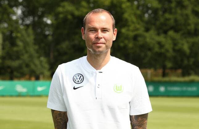 Team mate Nils Scholz Sport Football Soccer DFL first 1 Bundesliga Mens Season 2018 2019 20 07 2018 VfL Wolfsburg Team portrait Portrait date Squad Portrait Presentation Presentation Press event