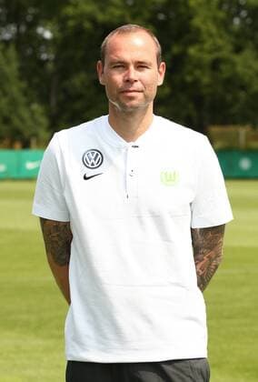 Team mate Nils Scholz Sport Football Soccer DFL first 1 Bundesliga Mens Season 2018 2019 20 07 2018 VfL Wolfsburg Team portrait Portrait date Squad Portrait Presentation Presentation Press event