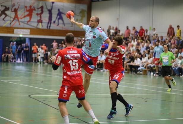 Handball Men Esslinger Marktplatz Tournament in Altbach Füchse Berlin HBW Balingen Weilstetten 20 07 2018 Germany Handball Men Esslinger Marktplatturnier Sports Hall Altbach Füchse Berlin HBW Balingen Weilstetten No. 95 Paul Drux Foxes Berlin Nr 22Jona Schoch Balingen Weilstetten Photo Herbert Rudel