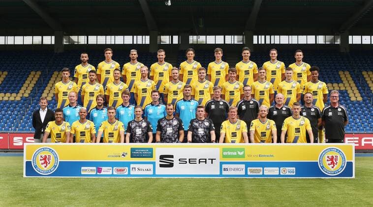 from below 1 row Samuel Abifade Steffen Nkansah Besfort Kolgeci Roman Birjukov Marcel Engelhardt Yannik Bangsow Frederik Tingager Philip Hofmann Gustav Valsvik 2 Series Sporting Director Marc Arnold Head Coach Henrik Pedersen Enric Valles Egido Co Manager Jonas Stephan Goalkeeping Coach Ronny Teuber Rehabilitation and Athletic Trainer Andreas Gross Team Manager Holm Stelzer Team Physician Florian Brand Head Physiotherapy Guenter Jonczyk Physiotherapist Goce Janevski Kit Manager and Bus Driver Christian Skolik 3 Row Ivan Franjic Ahmet Canbaz Eric Veiga Jonas Thorsen Felix Burmeister Christoffer Nyman Nick Otto Michal Fasko Robin Becker Ayodele Adetula 4 Series Mergim Fejzullahu Malte Amundsen Onur Bulut David Sauerland Leon Buerger Yari Otto Jan Lukas spark Stephan Fuerstner Niko Kijewski Eintracht Braunschweig