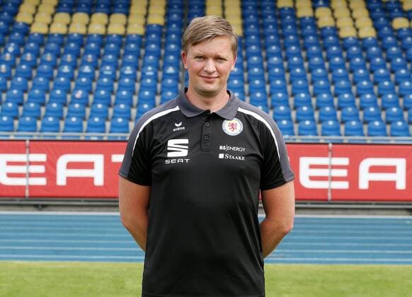 Team Manager Holm Stelzer Eintracht Braunschweig