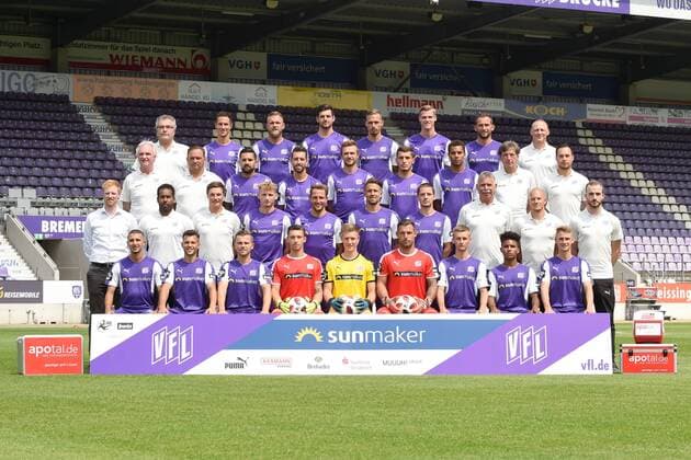 Soccer 3 League Portrait Date 2018 2019 VfL Osnabrück at 10 07 2018 at the Bremen Bridge in Osnabrück 4 row from left to right Dr Thomas Herzig Team Doctor Tim Danneberg Felix Schiller Luca Pfeiffer Maurice Trapp Steffen Tigges Marc Heider BjoÌrn Ernst Osteopath 3 Series from left to right Manfred GluÌsenkamp Sports Psychologist Mario Richter Kit Manager Marcos Alvarez Manuel Farrona Pulido Konstantin Engel Bashkim Renneke Etienne Amenyido GuÌnter SchroÌder Physiotherapist Lennart Bartling Physiotherapist 2 Series from left to right Benjamin Schmedes Sporting Director Daniel Thioune Head Coach Merlin Polzin Co Coach Simon Haubrock Ulrich Taffertshofer Alexander Dercho Adam Susac Rolf Meyer Goalkeeper Trainer Patrick Jochmann Athletic Trainer Julius Ohnesorge Assistant Sports Director Team Manager 1 Series From left to right Anas Ouahim Kamer Krasniqi David Blacha Nils KoÌrber Laurenz Beckemeyer Philipp KuÌhn Kuehn Sebastian Klaas Felix Agu Tim MoÌller Moeller Furkan Zorba is missing MT