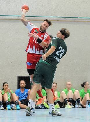 Fabian van Olphen TBV Lemgo 10 against Erik Schmidt Fuechse Berlin 28 Handball Mens Preparatory Tournament Esslinger Markplatzturniers Final 21 07 2018 Photo TBaur Eibner Fuechse Berlin vs TBV Lemgo Esslingen Copyright: xEIBNER TobiasxBaurx EP_TBR