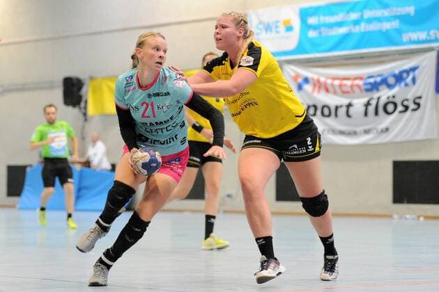 Tamara Haggerty TusSies Metzingen 21 against Stefanie Schoeneberg Schwaben Hornets Nellingen 2 TusSies Metzingen Handball league match Preparation Esslinger Markplatzturniers 21 07 2018 Photo TBaur Eibner TusSies Metzingen vs. Schwaben Hornets Nellingen Esslingen Copyright: xEIBNER TobiasxBaurx EP_TBR