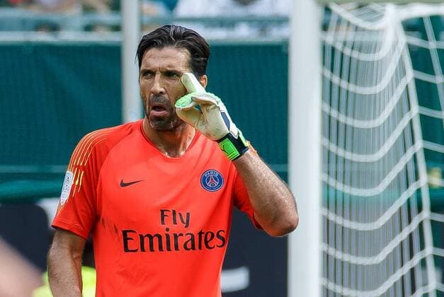 Sport Bilder des Tages Oesterreich, Klagenfurt, 21.07.2018, International Champions Cup, Paris Saint-Germain - FC Bayern Muenchen Torwart Gianluigi Buffon (PSG) gestikuliert, gestik ( DeFodi507 *** Austria Klagenfurt 21 07 2018 International Champions Cup Paris Saint Germain FC Bayern Muenchen Goalkeeper Gianluigi Buffon PSG gesticulates gestures DeFodi507