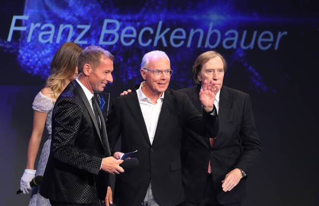 Bavarian Sports Prize of the Prime Minister Franz Beckenbauer is awarded the title of Sportsman of Bavaria Franz Beckenbauer is awarded Sportsman of the Century Presenter Markus Othmer Franz Beckenbauer and Günter Netzer Münchdn Bavaria Germany BMW Welt