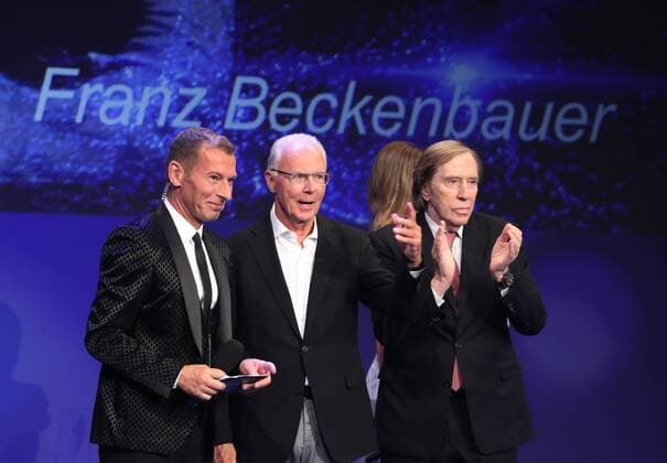Bavarian Sports Prize of the Prime Minister Franz Beckenbauer is awarded the title of Sportsman of Bavaria Franz Beckenbauer is awarded Sportsman of the Century Presenter Markus Othmer Franz Beckenbauer and Günter Netzer Münchdn Bavaria Germany BMW Welt