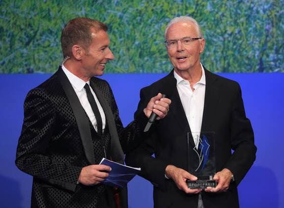 Bavarian Sports Prize of the Prime Minister Franz Beckenbauer is awarded the title of Sportsman of Bavaria Franz Beckenbauer is awarded Sportsman of the Century Presenter Markus Othmer and Franz Beckenbauer Münchdn Bavaria Germany BMW Welt
