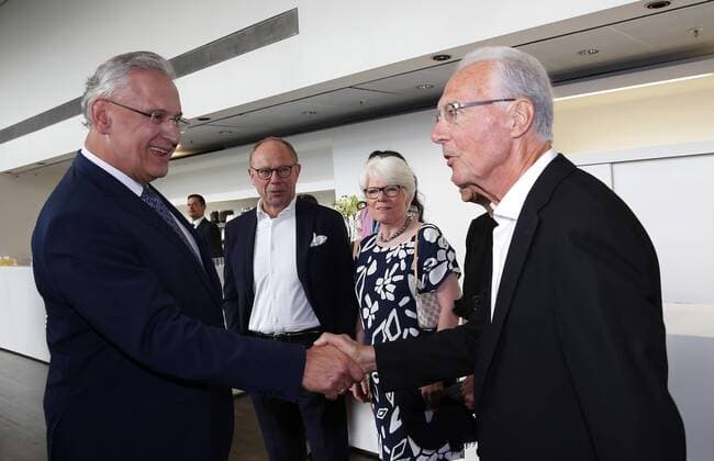Bavarian Sports Prize of the Prime Minister Franz Beckenbauer is awarded the title of Sportsman of Bavaria Franz Beckenbauer is awarded Sportsman of the Century Bavarian Interior Minister Joachim Herrmann welcomes Franz Beckenbauer Münchdn Bavaria Germany BMW Welt