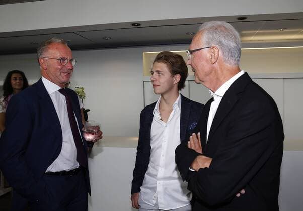 Bavarian Sports Prize of the Prime Minister Franz Beckenbauer is awarded the title of Sportsman of Bavaria Franz Beckenbauer is awarded Sportsman of the Century Karl Heinz Rummenigge Joel and Franz Beckenbauer Münchdn Bavaria Germany BMW Welt