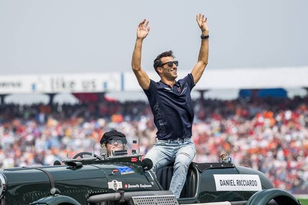 Motorsport Formula 1 Season 2018 2019 Race on Sunday 22 07 2018 at the Hockenheimring in Hockenheim Germany Daniel Ricciardo Aston Martin Red Bull Racing beckons to the fans Copyright: xInderliedx